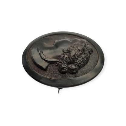Broche Victoriano de luto en vulcanita con camafeo clásico, circa 1890