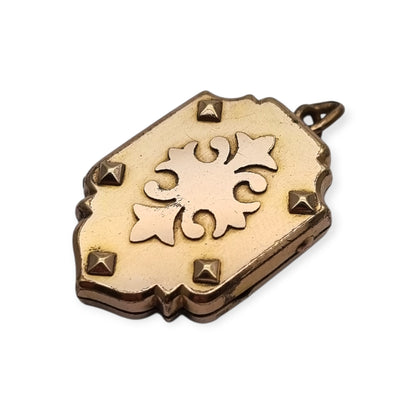 Guardapelo victoriano en metal dorado grabado forma escudo circa 1900