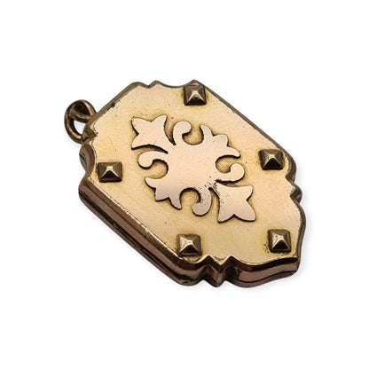 Guardapelo victoriano en metal dorado grabado forma escudo circa 1900