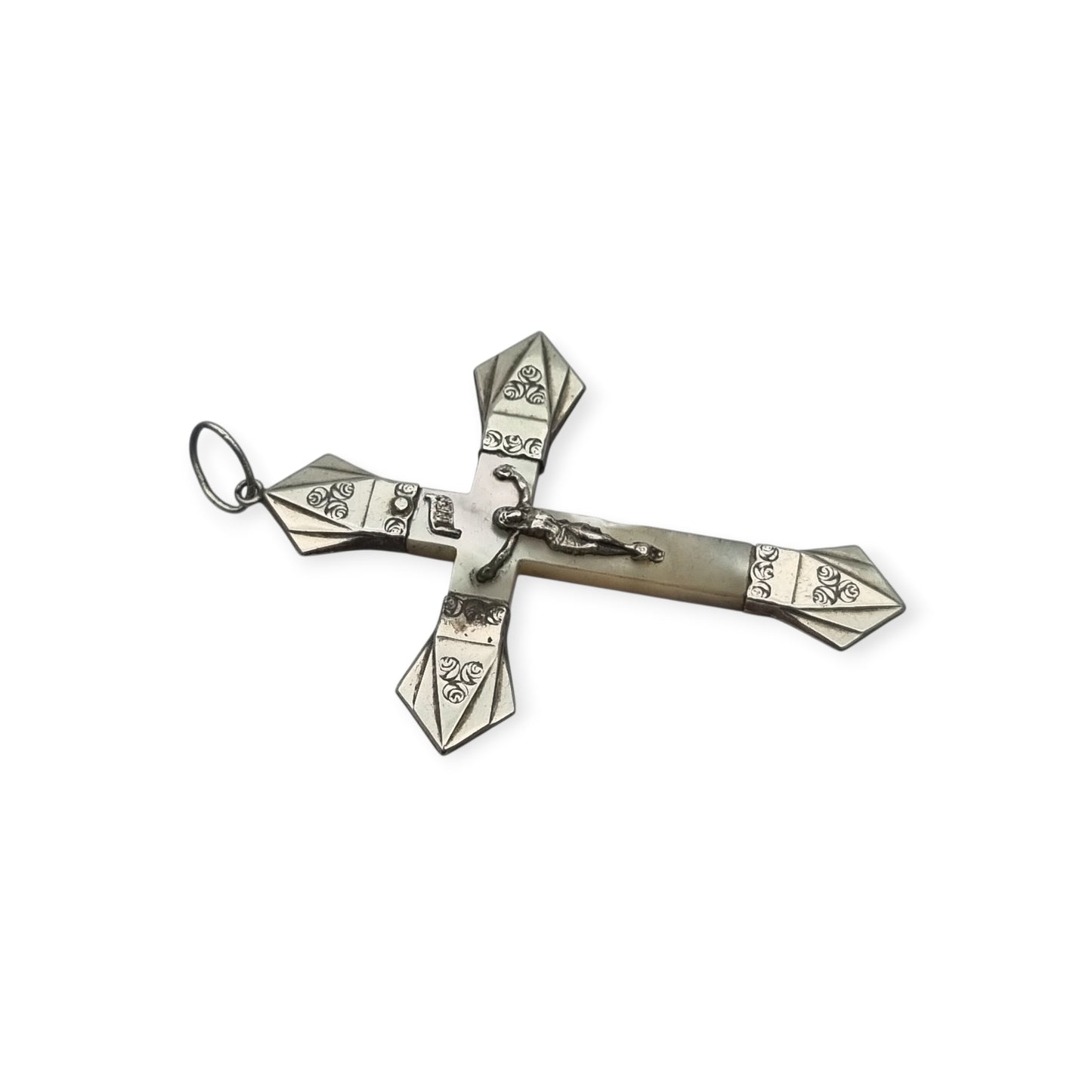 Cruz Art Decó francesa en nácar y plata grabada circa 1920