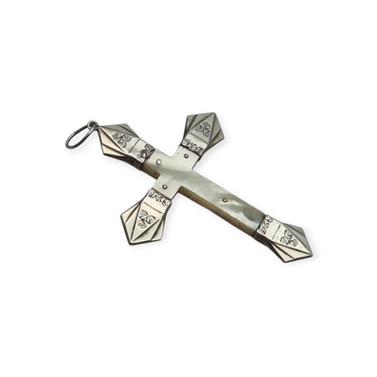 Cruz Art Decó francesa en nácar y plata grabada circa 1920