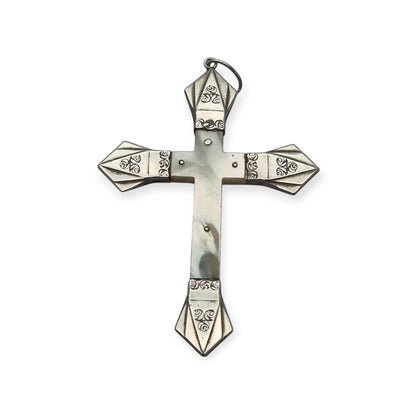Cruz Art Decó francesa en nácar y plata grabada circa 1920