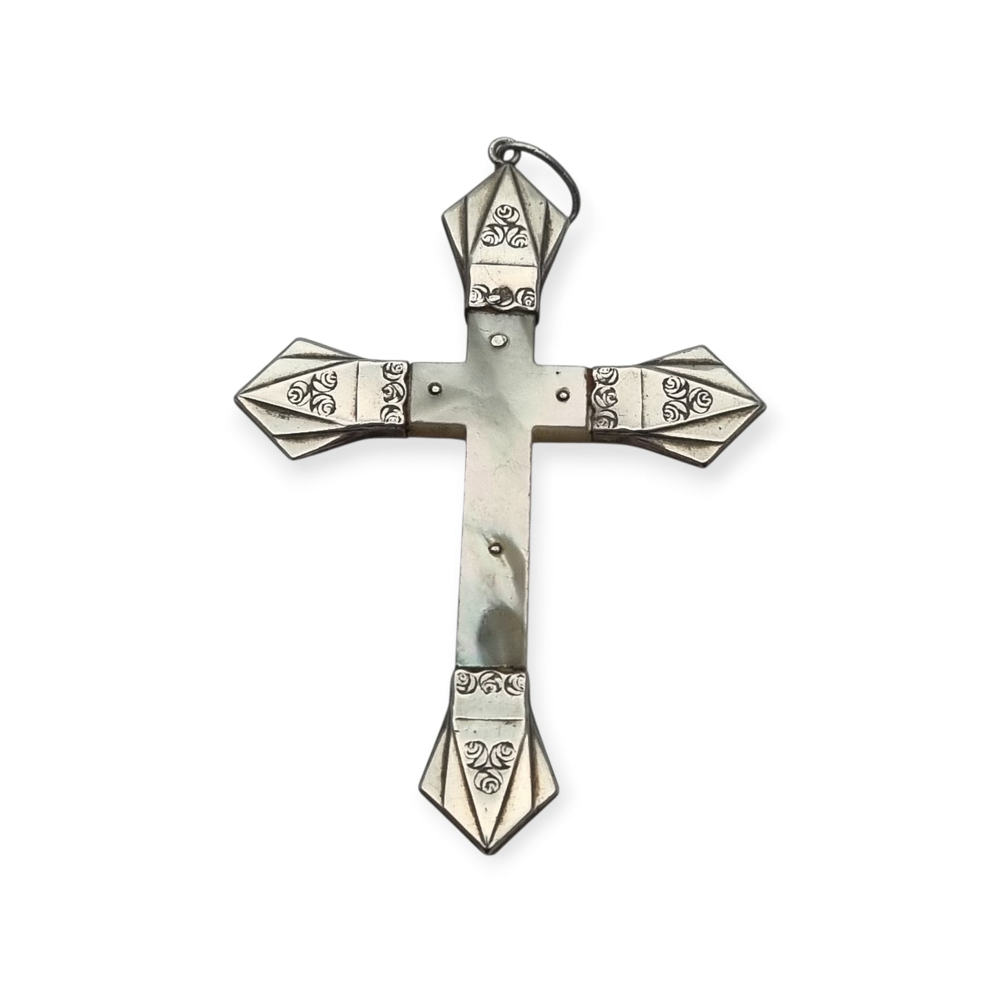 Cruz Art Decó francesa en nácar y plata grabada circa 1920