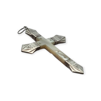 Cruz Art Decó francesa en nácar y plata grabada circa 1920