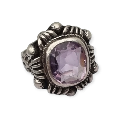Anillo estilo Art Decó en plata calada con cristal violeta, circa 1960