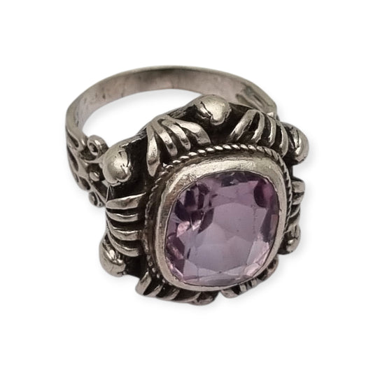 Anillo estilo Art Decó en plata calada con cristal violeta, circa 1960
