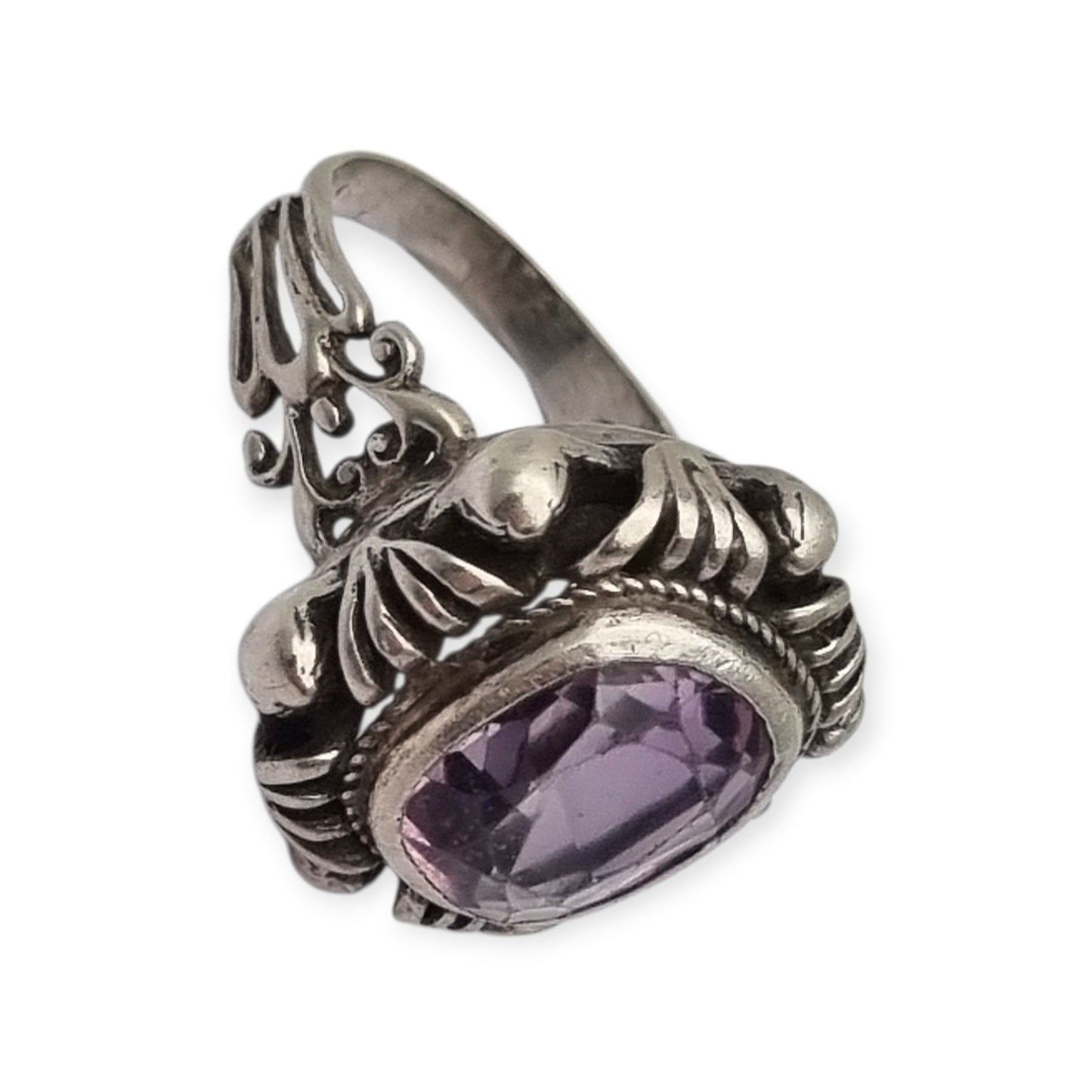 Anillo estilo Art Decó en plata calada con cristal violeta, circa 1960