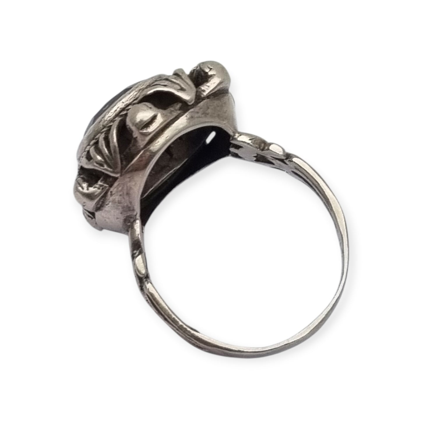 Anillo estilo Art Decó en plata calada con cristal violeta, circa 1960