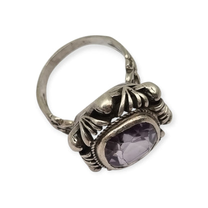 Anillo estilo Art Decó en plata calada con cristal violeta, circa 1960