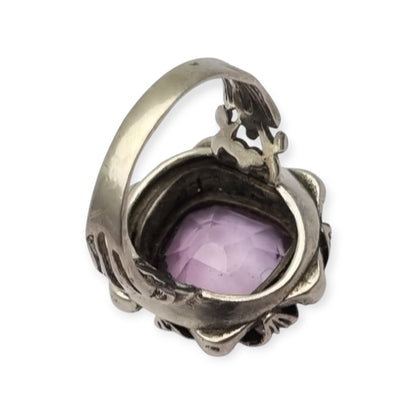 Anillo estilo Art Decó en plata calada con cristal violeta, circa 1960