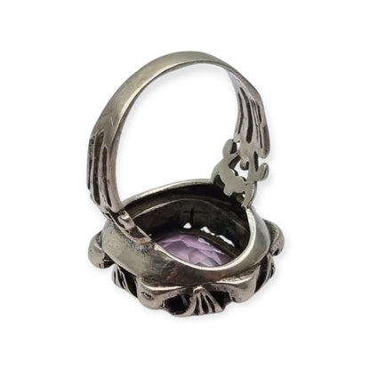 Anillo estilo Art Decó en plata calada con cristal violeta, circa 1960