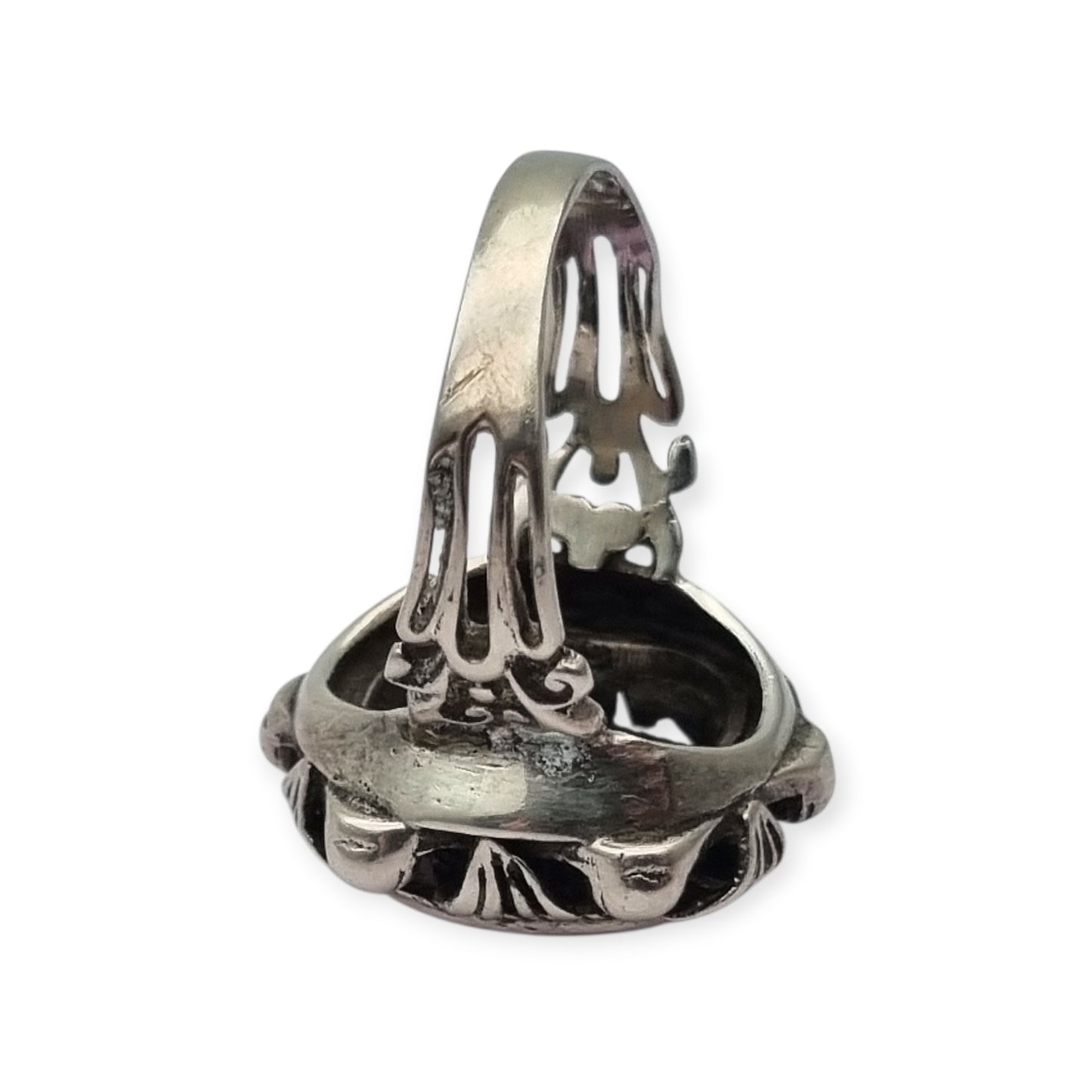 Anillo estilo Art Decó en plata calada con cristal violeta, circa 1960