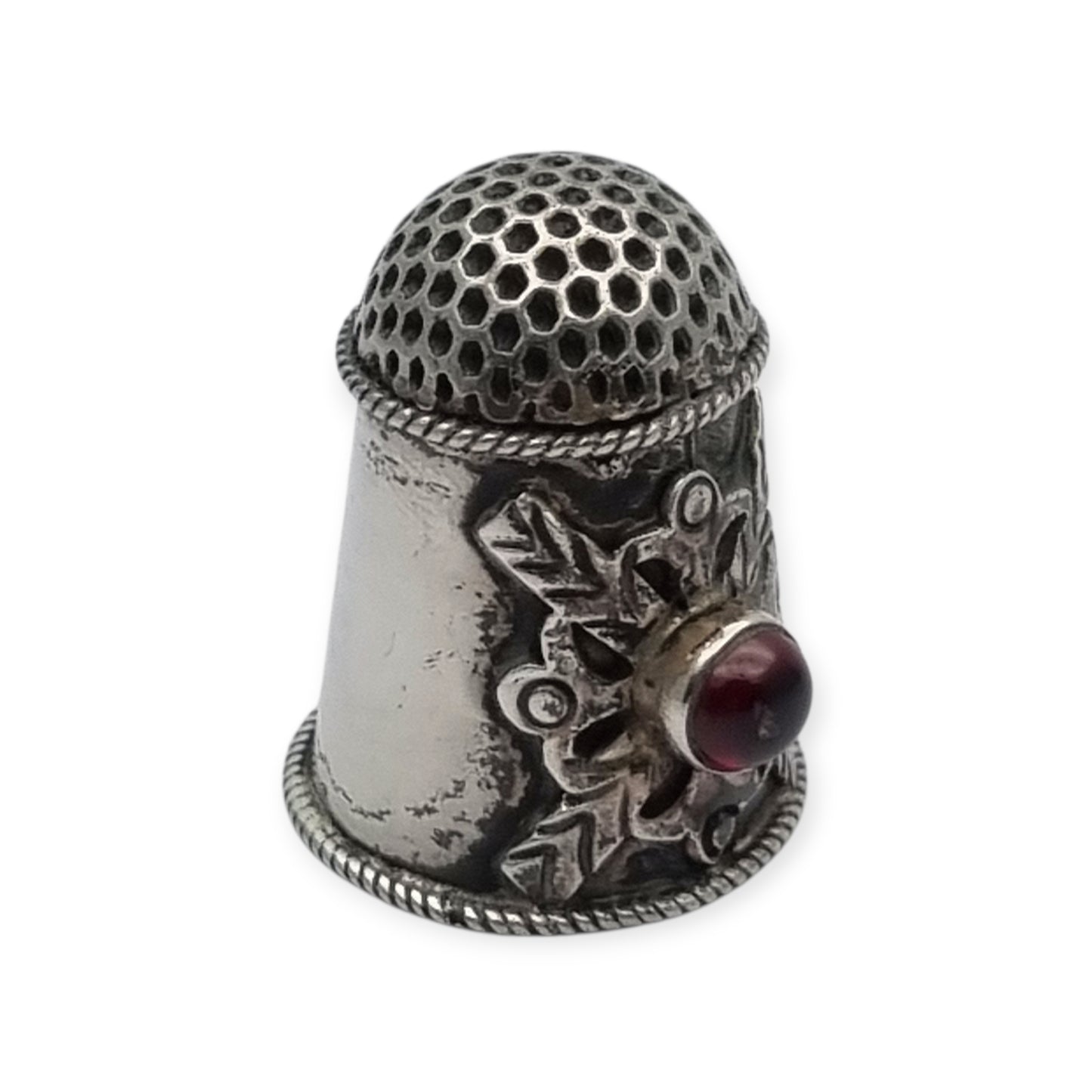 Dedal antiguo en plata decorada con cabujón rojo circa 1960