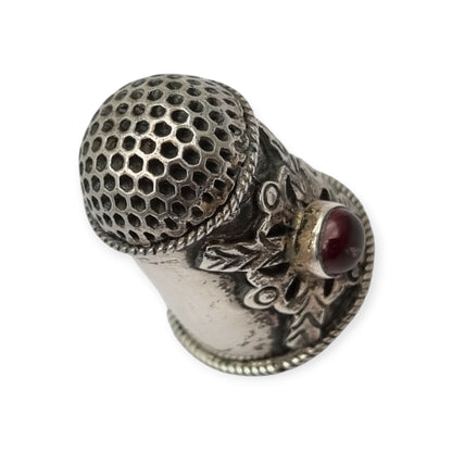 Dedal antiguo en plata decorada con cabujón rojo circa 1960