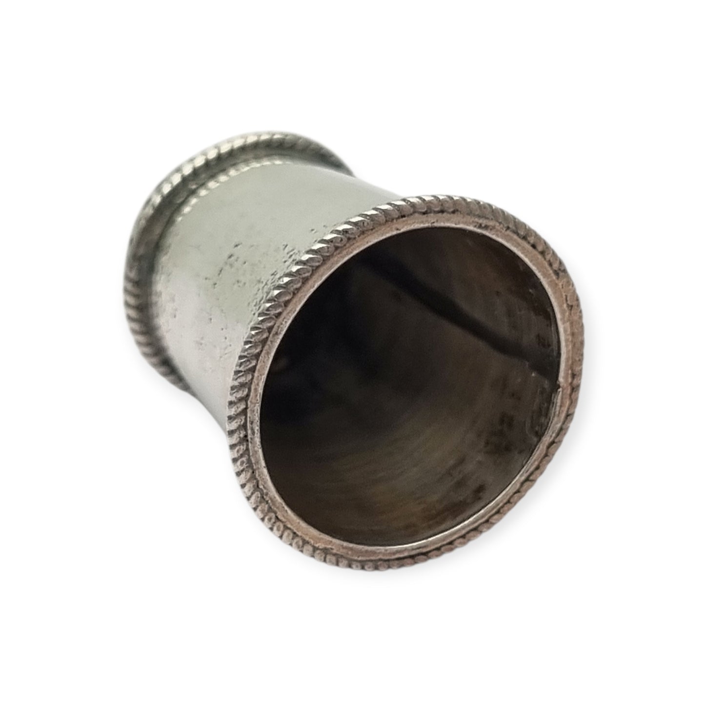 Dedal antiguo en plata decorada con cabujón rojo circa 1960