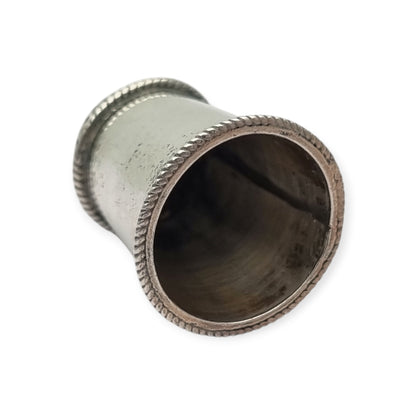 Dedal antiguo en plata decorada con cabujón rojo circa 1960