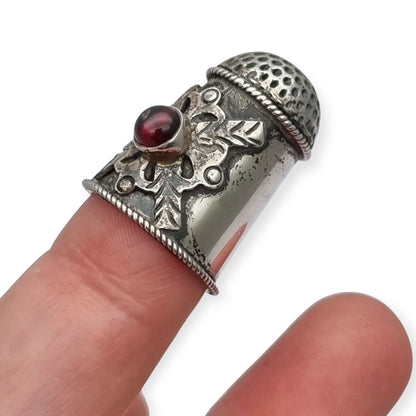 Dedal antiguo en plata decorada con cabujón rojo circa 1960