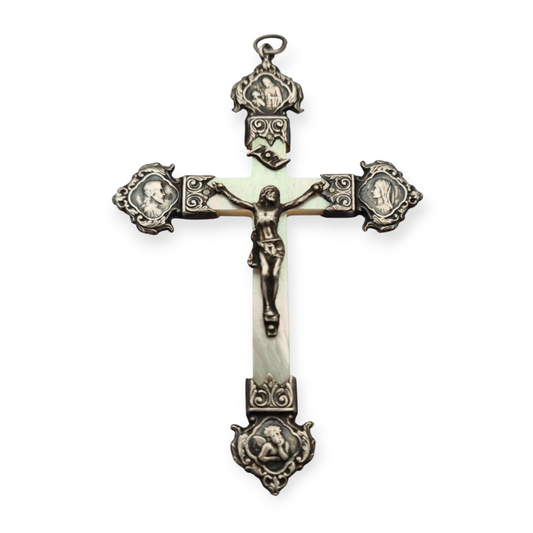 Cruz devocional fArt Nouveau en nácar y plata con relieves religiosos circa 1900