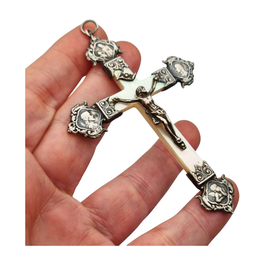 Cruz devocional fArt Nouveau en nácar y plata con relieves religiosos circa 1900