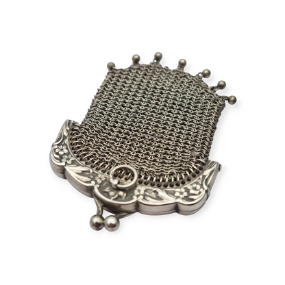 Monedero Art Nouveau en plata con boquilla floral repujada, circa 1900