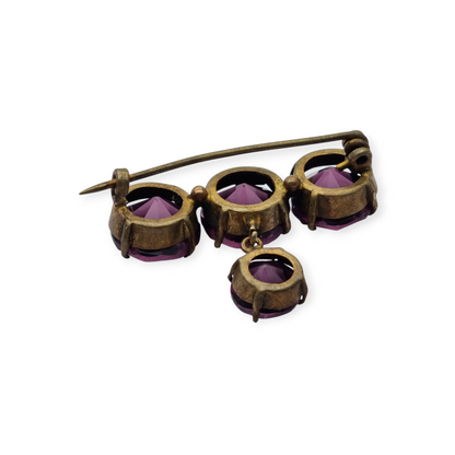 Broche antiguo en latón con strass morado facetado colgante, circa 1930