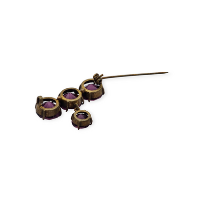 Broche antiguo en latón con strass morado facetado colgante, circa 1930