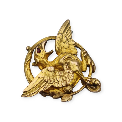 Broche Art Nouveau de grifo ORIA en oro laminado y ojo de rubí, circa 1910