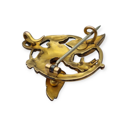 Broche Art Nouveau de grifo ORIA en oro laminado y ojo de rubí, circa 1910