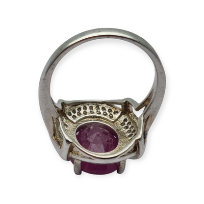 Anillo estilo Art Decó en plata con rubí ovalado y circonitas, circa 1980