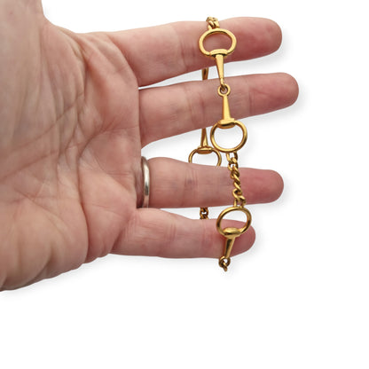 Pulsera vintage de diseño ecuestre chapada en oro, circa 1980.