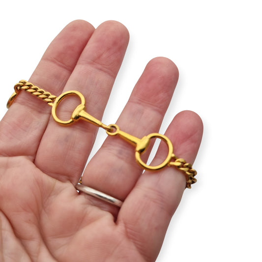 Pulsera vintage de diseño ecuestre chapada en oro, circa 1980.