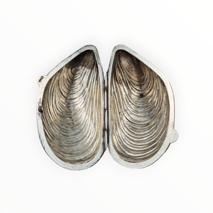 Vintage 800 silver mussel-shaped box for collectors. Italy 1980