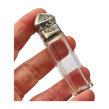 Frasco de perfume Belle Époque de plata grabada y cristal, circa 1900