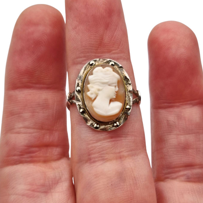 Anillo camafeo en plata con marquesitas estilo victoriano circa 1950 concha tallada