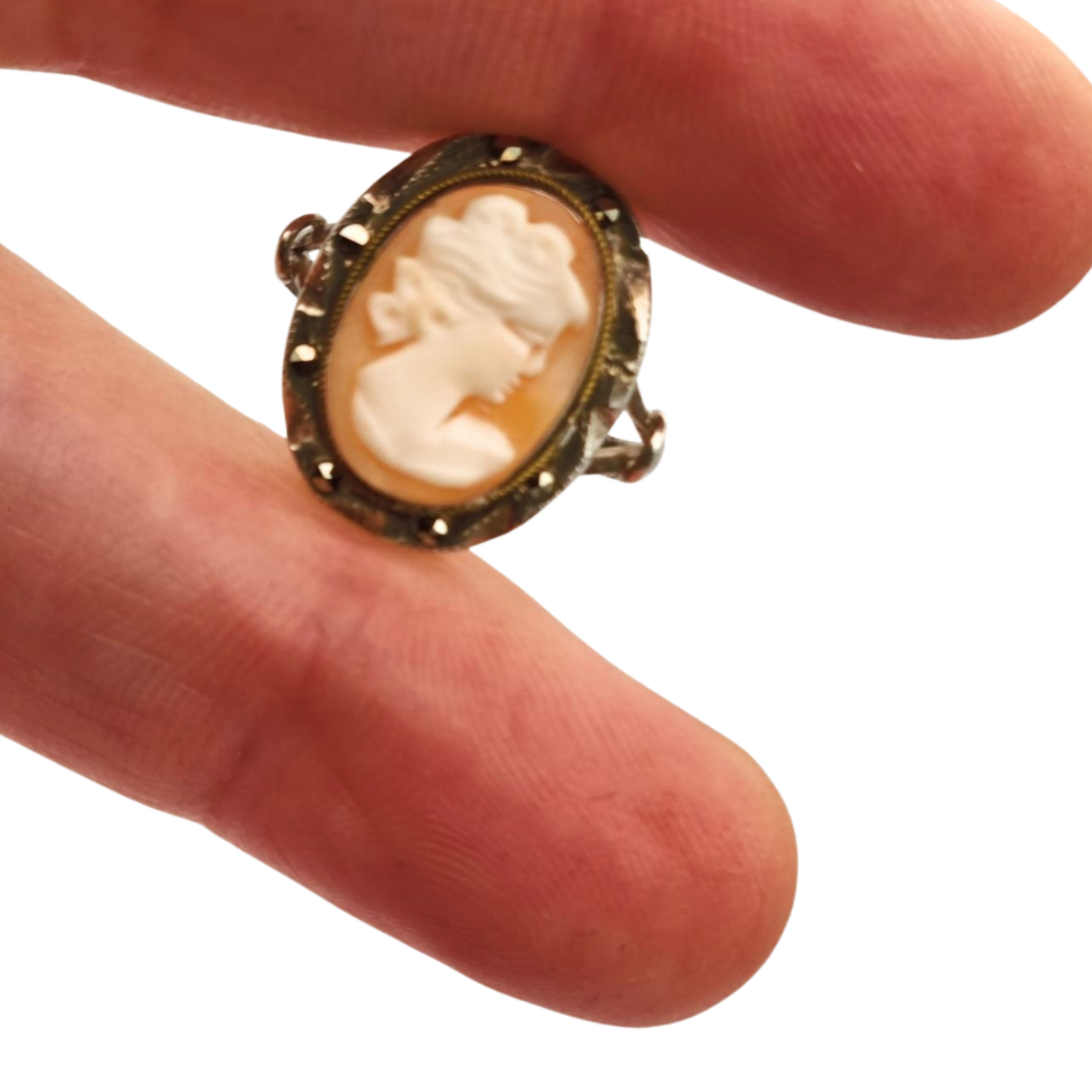 Anillo camafeo en plata con marquesitas estilo victoriano circa 1950 concha tallada