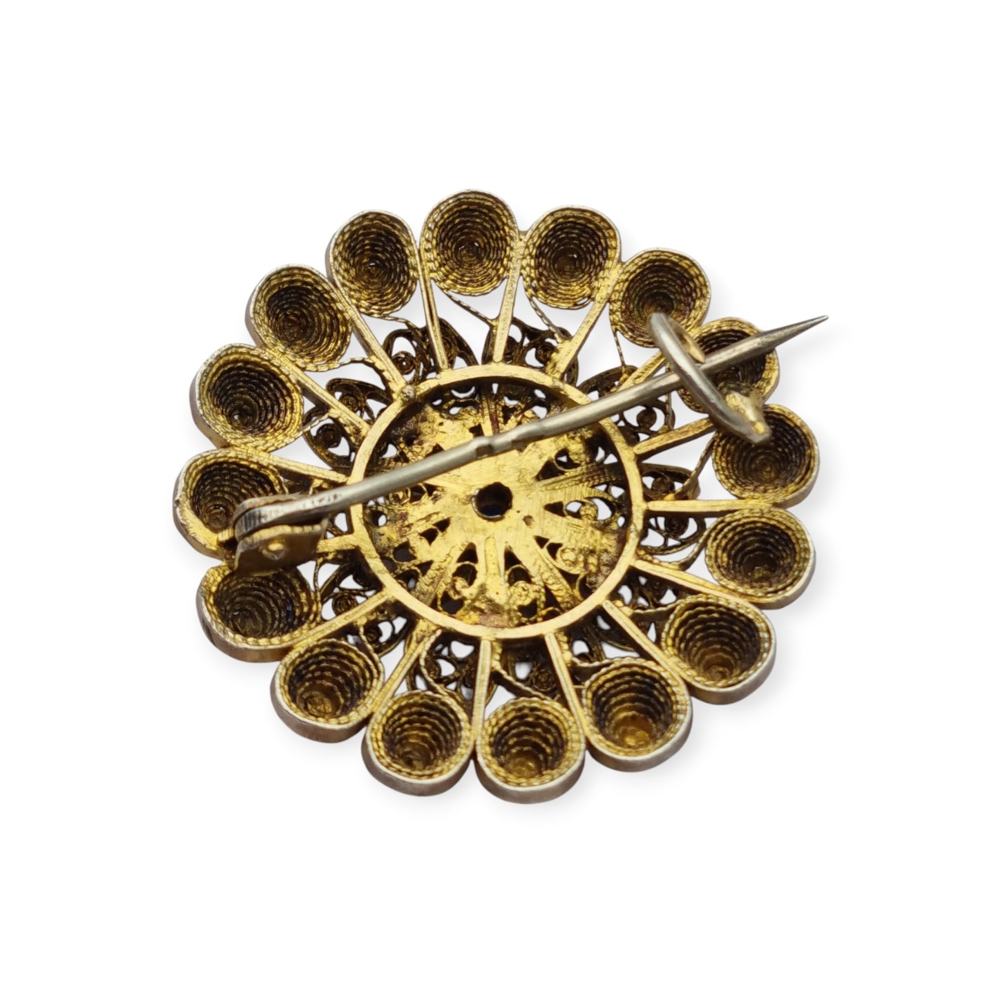 Broche floral años 30-40 en plata dorada con cristal azul y filigrana oriental