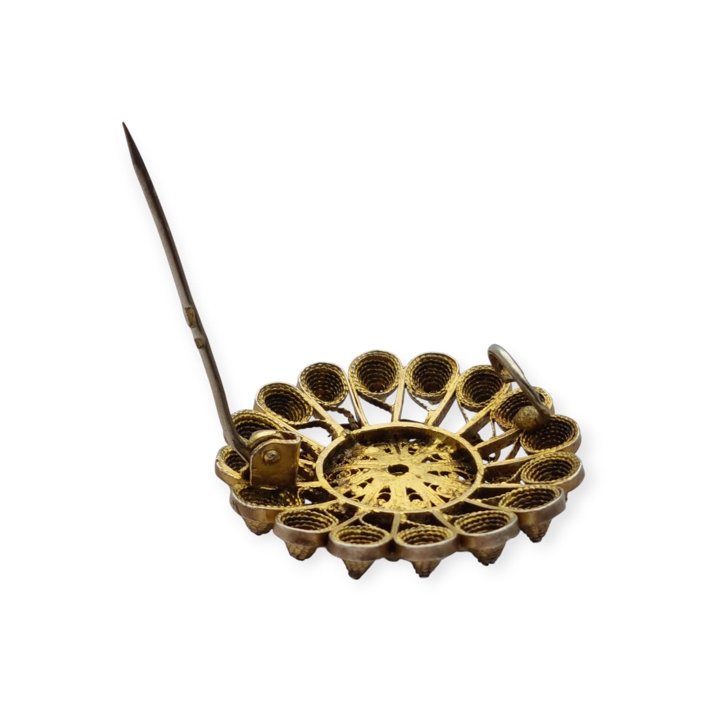 Broche floral años 30-40 en plata dorada con cristal azul y filigrana oriental