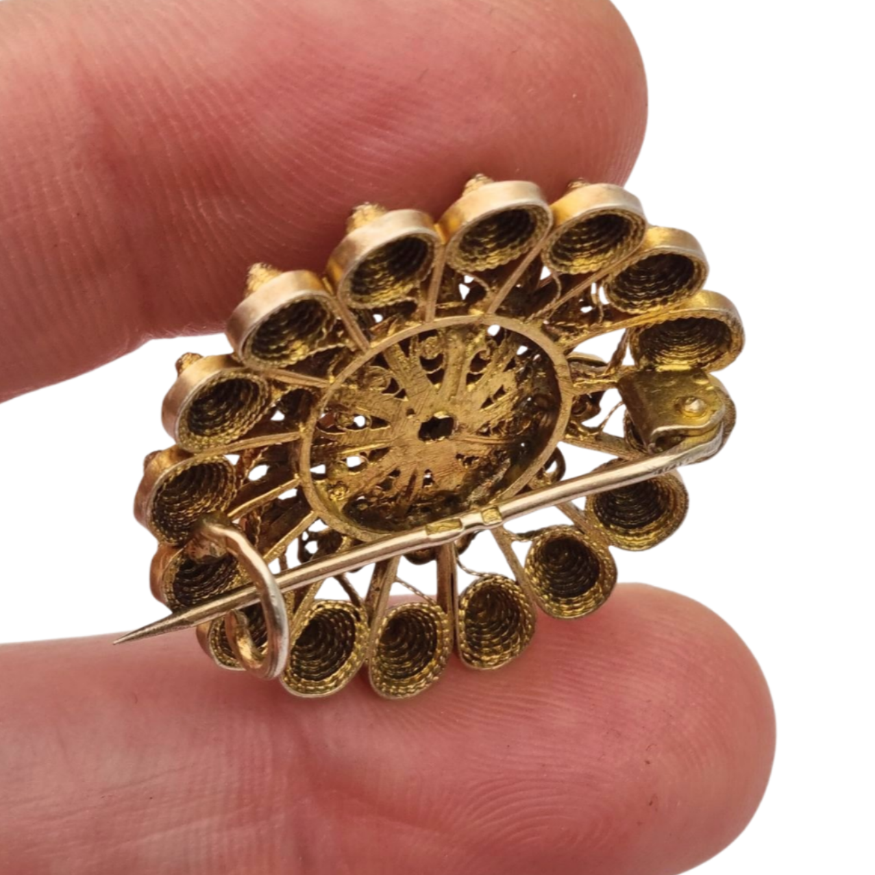 Broche floral años 30-40 en plata dorada con cristal azul y filigrana oriental