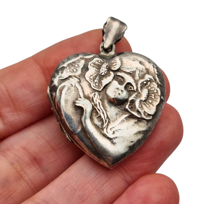 Heart-shaped locket pendant in Art Nouveau style, made of silver, Spain 1970-80