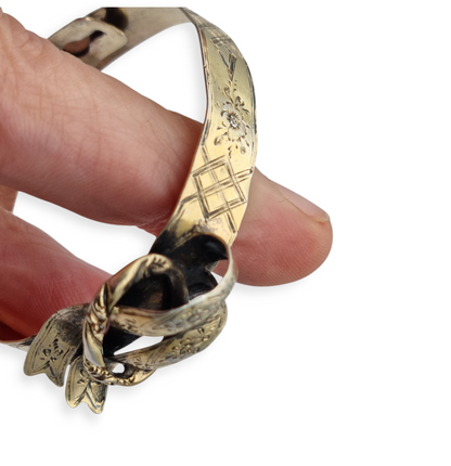 European Victorian bracelet in gilt silver with floral engraving and central bow, late 19th century