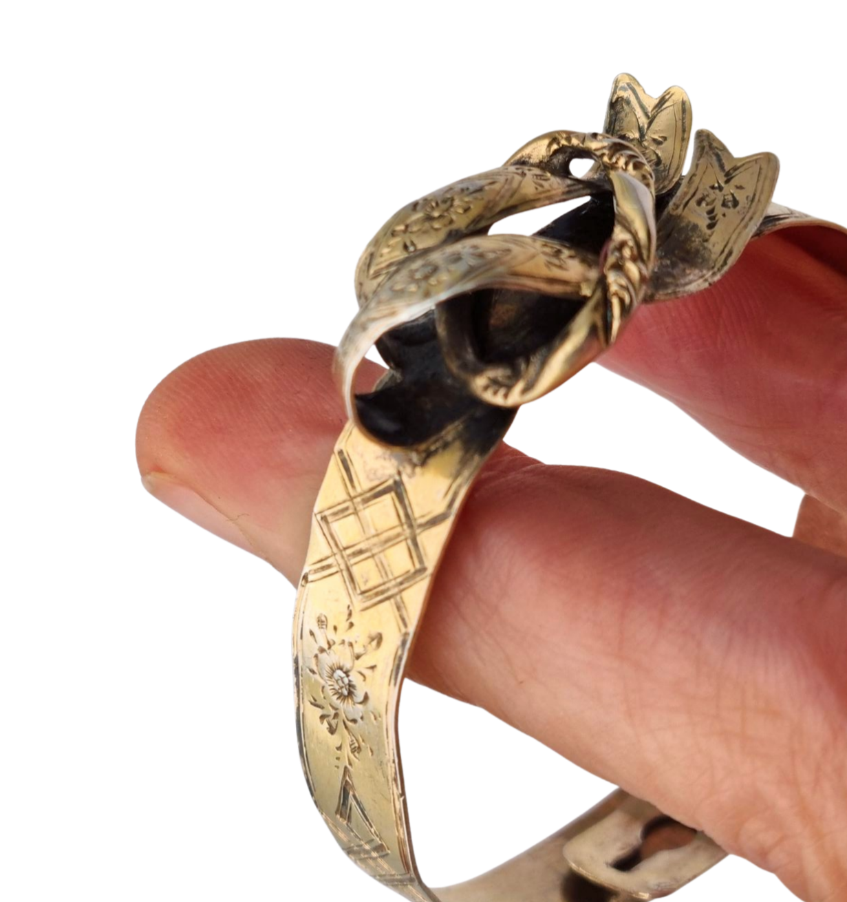 European Victorian bracelet in gilt silver with floral engraving and central bow, late 19th century