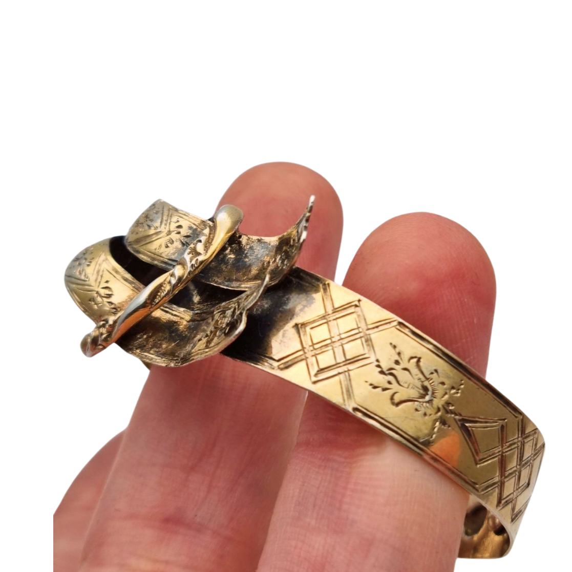 European Victorian bracelet in gilt silver with floral engraving and central bow, late 19th century