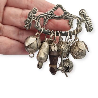 Penca Brasileña de Balangandán Ragastens en plata 900, broche amuleto 1950.