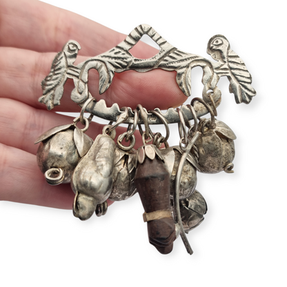 Penca Brasileña de Balangandán Ragastens en plata 900, broche amuleto 1950.