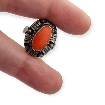 Art Deco style ring in 800 silver with oval coral, 1950s-60s, size 13 Spain