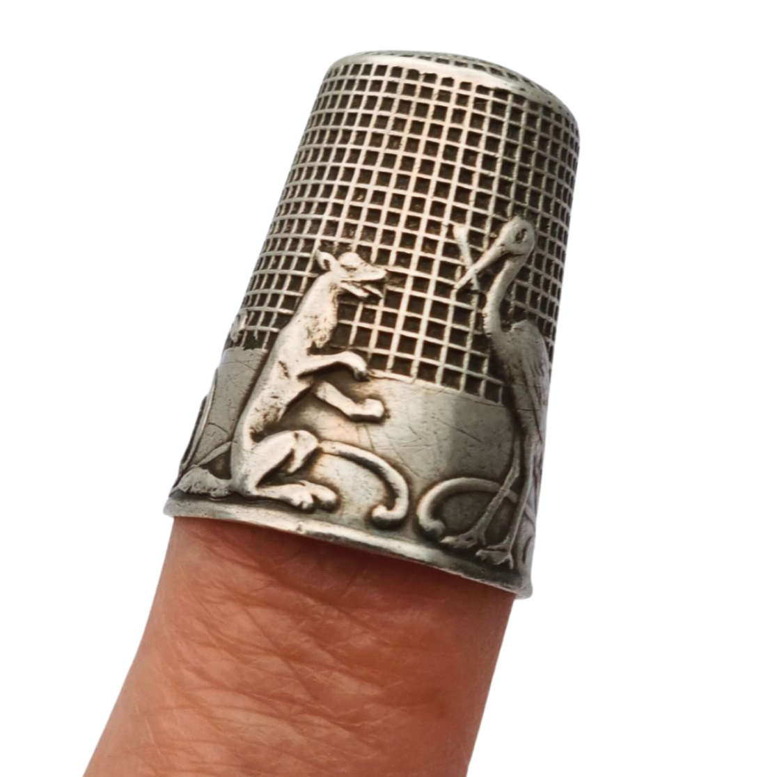 Dedal antiguo plata maciza fábula El zorro y la cigüeña La Fontaine circa 1920-30