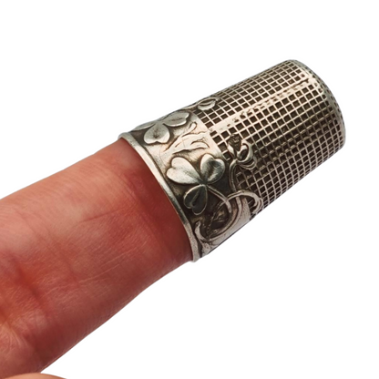 Dedal antiguo plata maciza fábula El zorro y la cigüeña La Fontaine circa 1920-30