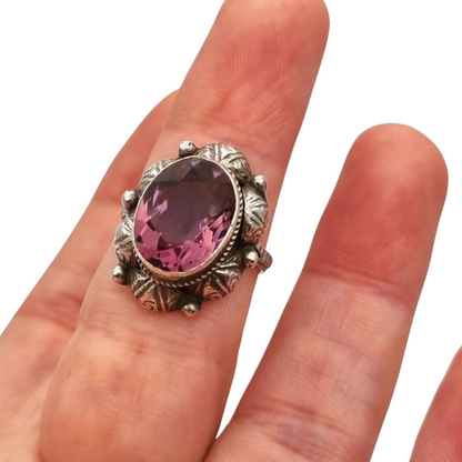 Anillo antiguo Art Déco de plata con piedra lila oval facetada, años 40-50