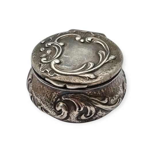 Caja de plata Art Nouveau para chatelaine con relieve floral, firmada JB , Francia, alrededor de 1920.