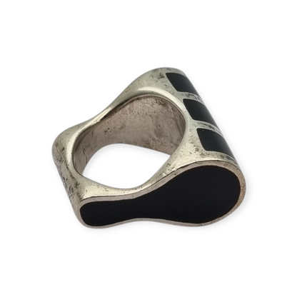 Geometric design ring in silver and black onyx, very original, 1980